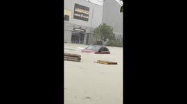 Footage shows cars underwater during New Zealand floods