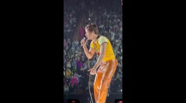 Harry styles rips pants mid-concert in front of Jennifer Aniston but carries on show