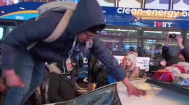 Protester jumps on NYPD car during Tyre Nichols rally and punches windshield (long)