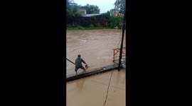 Drowning man dragged by flood current is heroically rescued in Manado, Indonesia