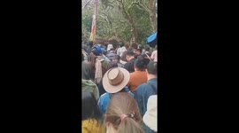 Tens of thousands of Vietnamese people gather to pray