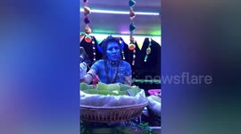 Street food seller cosplays as Avatar in Cambodia