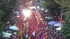 Thousands of tourists in Padang witness the procession of two