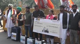 Indian Opposition Congressional party workers scuffle with cops over new report