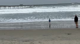Dangerous waves takes out kid to close to Water