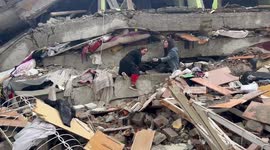 Desperate people search through rubble in Antakya, Turkey
