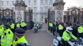 Public applaud as Zelenskyy leaves Buckingham Palace after meeting King Charles