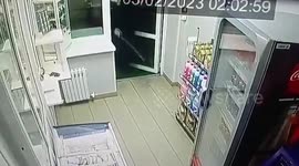 Bungling thief slips over in failed armed robbery in Russia