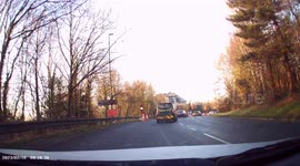 DANGEROUS DRIVING! Dashcam - Impatient Audi Driver JUMPS RED LIGHT BY OVERTAKING STOPPED VEHICLE at RED LIGHT!