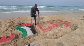 Palestinian amputee artist makes sand sculpture for Turkey and Syria