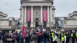 Gender Protest: Drag Queen Story Hour demonstrators and counter-protesters clash outside Tate Britain in London