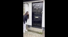 Woman surprises mum by returning home after 8 months of traveling, just in time for Christmas