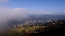 Timelapse shows fog rolling through valley in Derbyshire, UK
