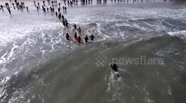 Brave Chinese rescuer risks own life to save man stranded at sea