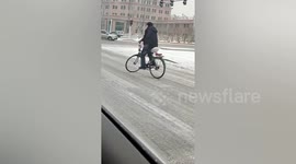 Motorist amazed as elderly man maintains balance while keeping bike at a standstill