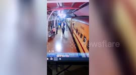 Alert cop saves life of man who slipped and fell while boarding moving train in western India