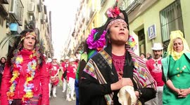 Carnaval comparsa marcha por un mundo mejor de la pachamama en Madrid, España