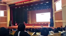 “教育名师”演讲时被高中生抢话筒轰下台  官方通报