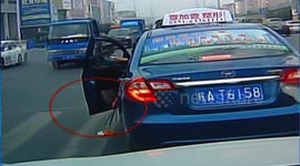 开车沿路拾纸屑 这个司机暖人心