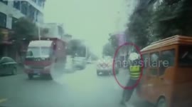 Tricycle drags policeman for 800m on busy road