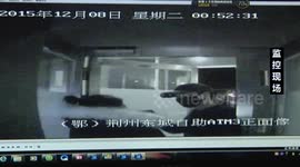深夜银行存钱 竟被人持“枪”抢劫