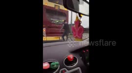 Cyclist effortlessly 'drafts' behind bus in risky maneuver