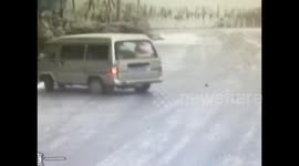 面包车结冰路面上演漂移 监控记录全过程