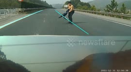 男子吸毒致幻高速抢车后飞速奔逃 上演现实版侠盗飞车