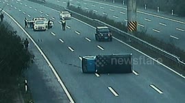行驶途中捡手机 小货车高速路侧翻