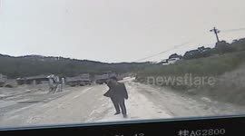 Man stops a coach with an axe to ask for 50RMB