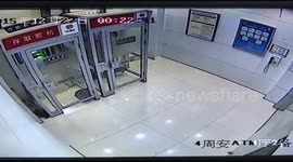 CCTV catches man allegedly trying to break into ATM machines in China