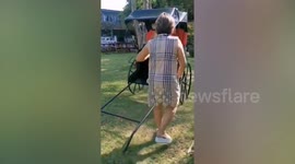 Tourist falls while posing with rickshaw in hilarious photoshoot fail