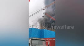 Chinese worker hops from crane to another to escape burning construction site