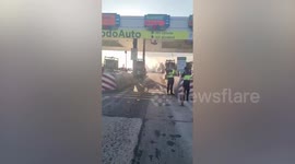 Traffic disrupted as toxic cloud covers highway in Argentina