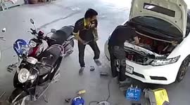 Car bonnet drops onto mechanic's head in repair shop fail
