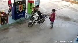 Quick-thinking dad extinguishes fire at fuel station while carrying BABY on his back