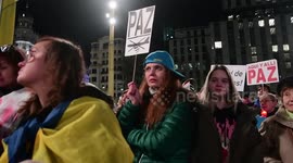 Manifestacion en Madrid, España que pide el fin de la guerra en Ucrania en el aniversario que cumple un año de la invasión de Rusia a Ucrania.