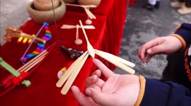 Talented folk artist creates amazing bamboo dragonflies in Yichang, China
