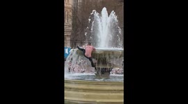 Newcastle fan climbs fountain in Trafalgar Square, London, and falls into water