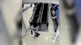 Woman doesn't hesitate to rescue girl who fell over on escalator in China