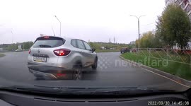 Close Call: Renault Recklessly Cuts Off Driver Nearly Ensuing a Collision