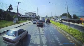 'Superwoman' driver pushes truck that broke down on busy road