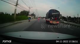 Tire falls out of overloaded truck and almost hit oncoming cars at motorway