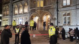 Cars and buses honk against Sadiq Khan's ULEZ
