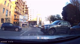 DASHCAM - Moronic Range Rover Driver attempts U-TURN and FAILS MISERABLY, causing delays to several drivers!