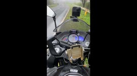 Super foggy road, dangerous to drive a motorcycle outside