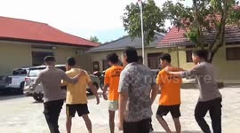 The police successfully uncovered an attempt to smuggle thousands of lobster seeds and arrested three suspects in Pesisir Barat Regency, Lampung. The lobster seeds were planned to be sent abroad and could cause state losses of more than 1 billion rupiah.