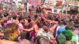 Thousands gather to celebrate Holi - India's festival of colours