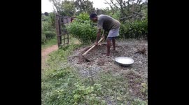 Indian labor is gathering the scattered stones with fawda in Odisha
