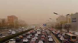 Air quality worsens as sandstorm shrouds Beijing